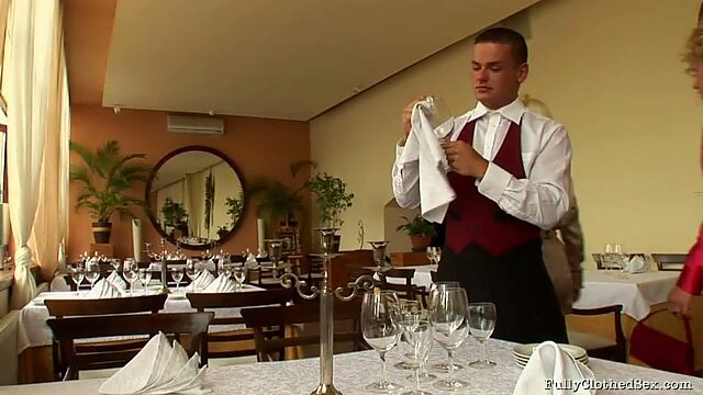 Horn-mad tanned blondie seduces a waiter for giving a stout blowjob