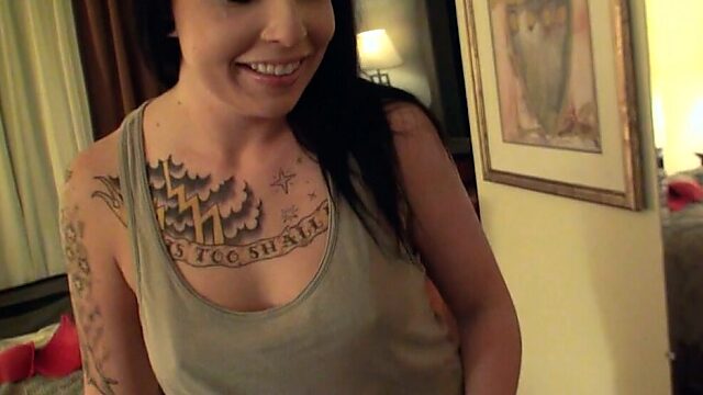 Scorching hot tattooed brunette Aria Aspen gives head in hotel room