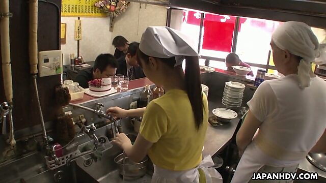 Помощница повара Мими Асука позволяет выебать свою киску поварёшкой