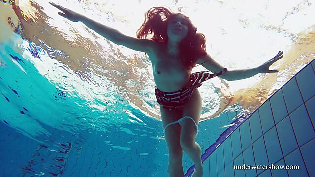 Рыжая девка по имени Нина Мохнатка показывает свою волосатую киску под водой