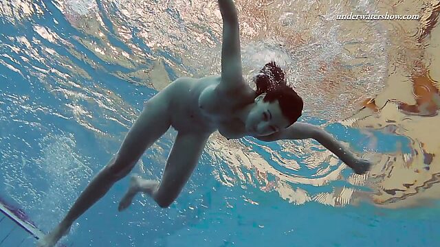 Стройная пловчиха Сима Ластова показывает стриптиз под водой