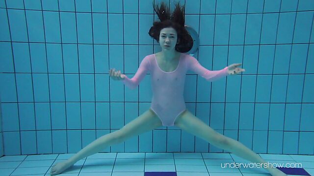 Рыжая девушка Роксалана Чех устраивает стрипшоу под водой