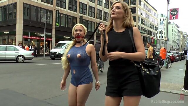 Госпожа водит по улицам города раздетую сисястую блондинку на поводке