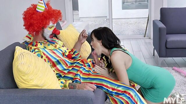 Домохозяйка Алана Круз изменяет мужу с клоуном на диванчике в гостинной