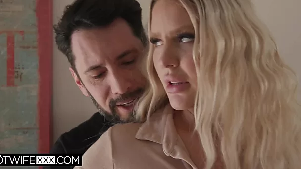 Супер толстая блондинка Дженна позволяет ему нырнуть в ее киску