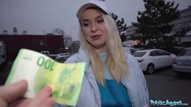 Игривая курьерша не против переспать с госслужащим за деньги